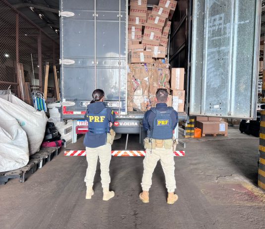 PRF apreende caminhão carregado com 200 mil maços de cigarros contrabandeados em Quatro Pontes