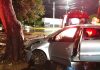 Condutor com suspeita de embriaguez colide contra árvore e é socorrido pelo Corpo de Bombeiros em Naviraí