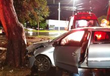 Condutor com suspeita de embriaguez colide contra árvore e é socorrido pelo Corpo de Bombeiros em Naviraí