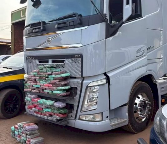 Polícia encontra 121 tabletes de cocaína em estepes de carreta com soja que saiu de Caarapó