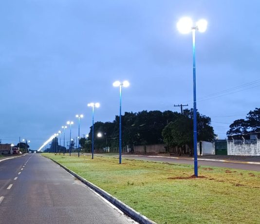 Nova iluminação em Mundo Novo em funcionamento e Fala Sério! critica falta de emenda de senadora