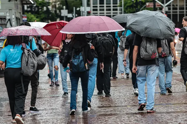inmet-emite-alerta-de-chuva-para-estados-brasileiros-2622945-article (1)