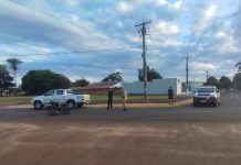 Caminhonete estacionada acabou sendo atingida por motociclista em Mundo Novo
