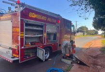 Celular iPhone cai em bueiro durante corrida e Corpo de Bombeiros auxilia jovem em Mundo Novo