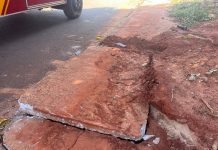Celular iPhone cai em bueiro durante corrida e Corpo de Bombeiros auxilia jovem em Mundo Novo