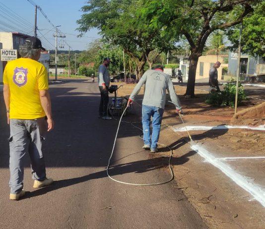 Prefeitura de Mundo Novo realiza revitalização de áreas de estacionamento e faixas de pedestre na Avenida Brasil