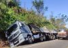 Carreta tomba na BR-163 entre Mundo Novo e Guaíra e agrava congestionamento de quase 8 quilômetros