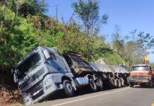 Carreta tomba na BR-163 entre Mundo Novo e Guaíra e agrava congestionamento de quase 8 quilômetros