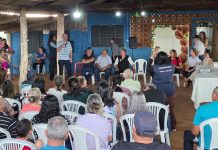 Prefeito Sérgio Barbosa entrega títulos definitivos a famílias do Assentamento Guanabara, em Amambai