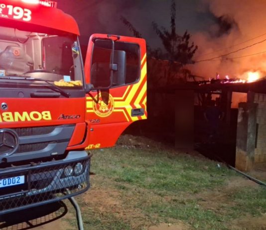 Bombeiros combatem incêndio e evitam que fogo se espalhe para outros imóveis em Itaquiraí