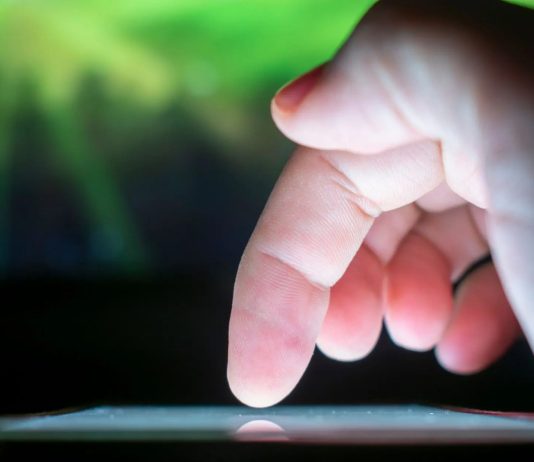 Uso excessivo da internet pode afetar saúde mental e alterar comportamento, aponta estudo