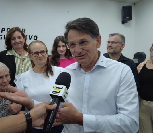Família Munaro prestigia Câmara de Mundo Novo em sessão que homenageia pioneiro, integrante da família