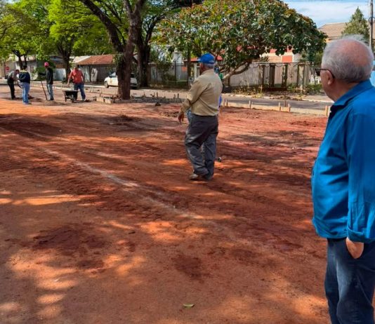 Prefeito de Iguatemi visita obra de novo estacionamento na Igreja Matriz