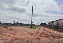 Governo de Mundo Novo instala placas de orientação em local de descarte de entulhos