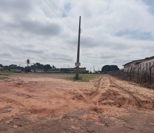 Governo de Mundo Novo instala placas de orientação em local de descarte de entulhos