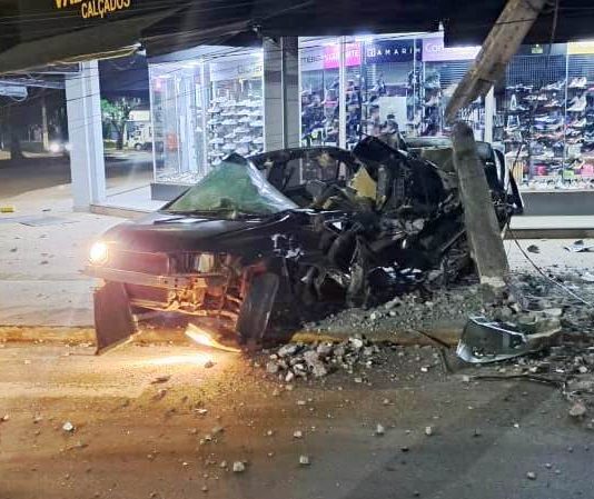 Amambai – Jovem morre ao bater o carro em poste de energia elétrica