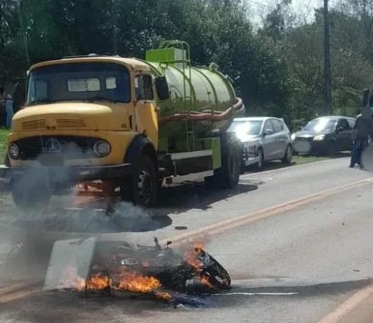 Moto pega fogo após colisão e jovem fica gravemente ferido na PR-317 em Toledo