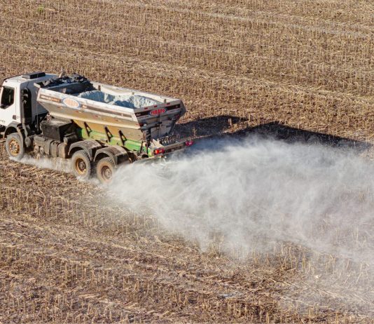 Município de Guaíra inicia distribuição de calcário para produtores rurais