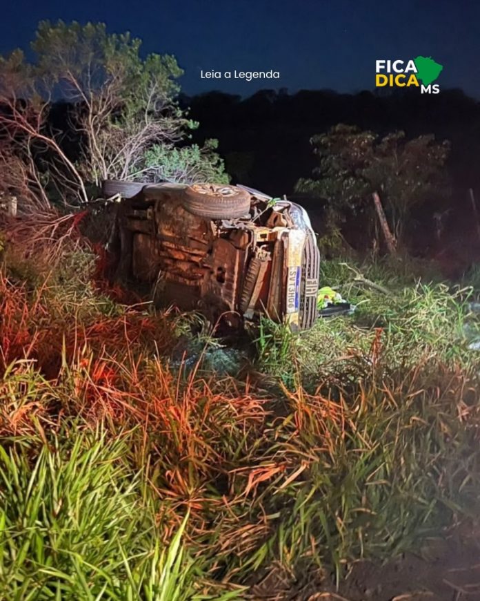 Um veículo capotou na noite deste sábado (26), por volta das 21h, na MS-156, rodovia que liga Am