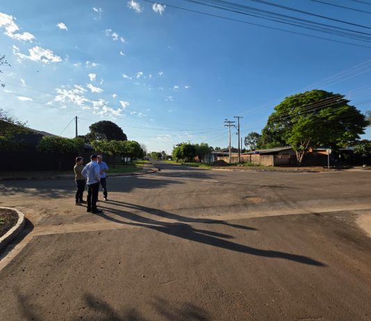 Prefeito Sérgio Barbosa vistoria obras de pavimentação nas vilas Flor e Cristina, em Amambai