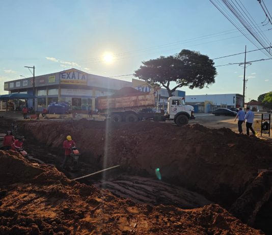 Prefeito de Amambai acompanha obra de drenagem na Avenida Pedro Manvailler