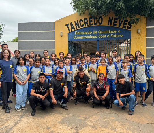 Alunos da Escola Tancredo Neves de Iguatemi recebem Cacique para aula sobre cultura indígena