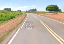 Carro com quatro amigos capota na BR-163 e mulher morre em Eldorado