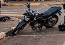 Itaquiraí – Empinando moto motociclista tenta fugir de abordagem, atropela cachorro e é preso pela Polícia Militar