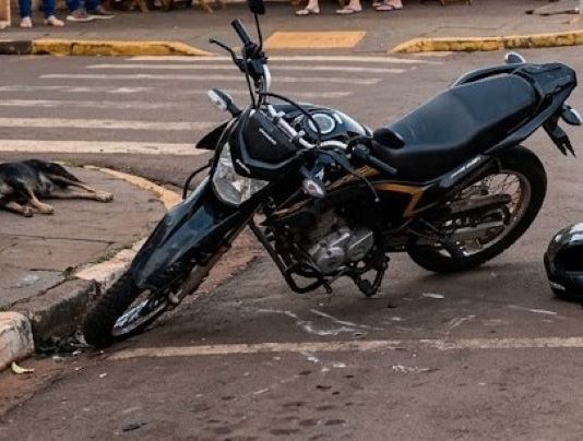 Itaquiraí – Empinando moto motociclista tenta fugir de abordagem, atropela cachorro e é preso pela Polícia Militar