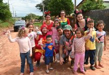 De bairro em bairro, Itaquiraí celebrou o Dia das Crianças com distribuição de doces