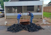 Prefeitura realiza limpeza de bueiros para melhorar o escoamento da água em Itaquiraí