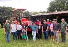 Prefeitura de Itaquiraí entrega trator e roçadeira para associação do P.A. Santo Antônio