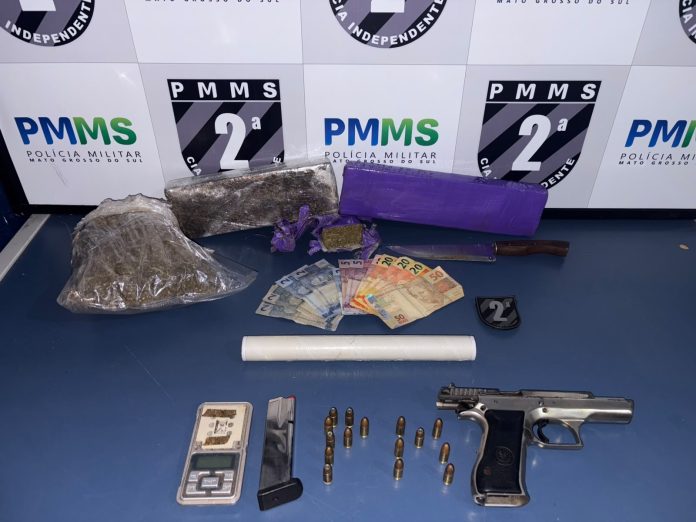 Polícia Militar de Caarapó apreende pistola 9mm de fabricação israelense, maconha e skunk após d