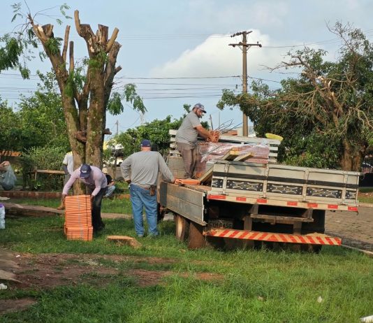 Prefeitura de Amambai inicia entrega de materiais para famílias atingidas pelo vendaval