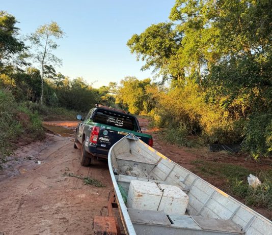 PMA de Mundo Novo flagra pesca irregular, apreende embarcação e retira redes no Rio Iguatemi