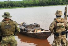 Polícia Federal e BPFron apreende barco com cigarros e agrotóxicos contrabandeados em Guaíra