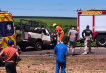 Colisão frontal entre Strada e carreta deixa 1 morto e outro ferido em Naviraí