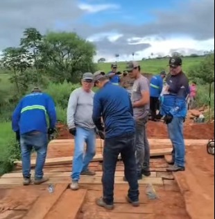 Mundo Novo realiza manutenção em ponte da estrada Santo Garcia enquanto aguarda início de nova estrutura